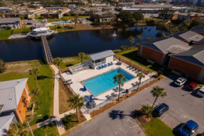 Coastal Hideaway-Pet Friendly-Pool-Tennis-Near Shops!